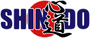 "SHINDO" textlogotyp, bl&aring; bokst&auml;ver p&aring; r&ouml;d cirkelbakgrund med japansk kalligrafi.