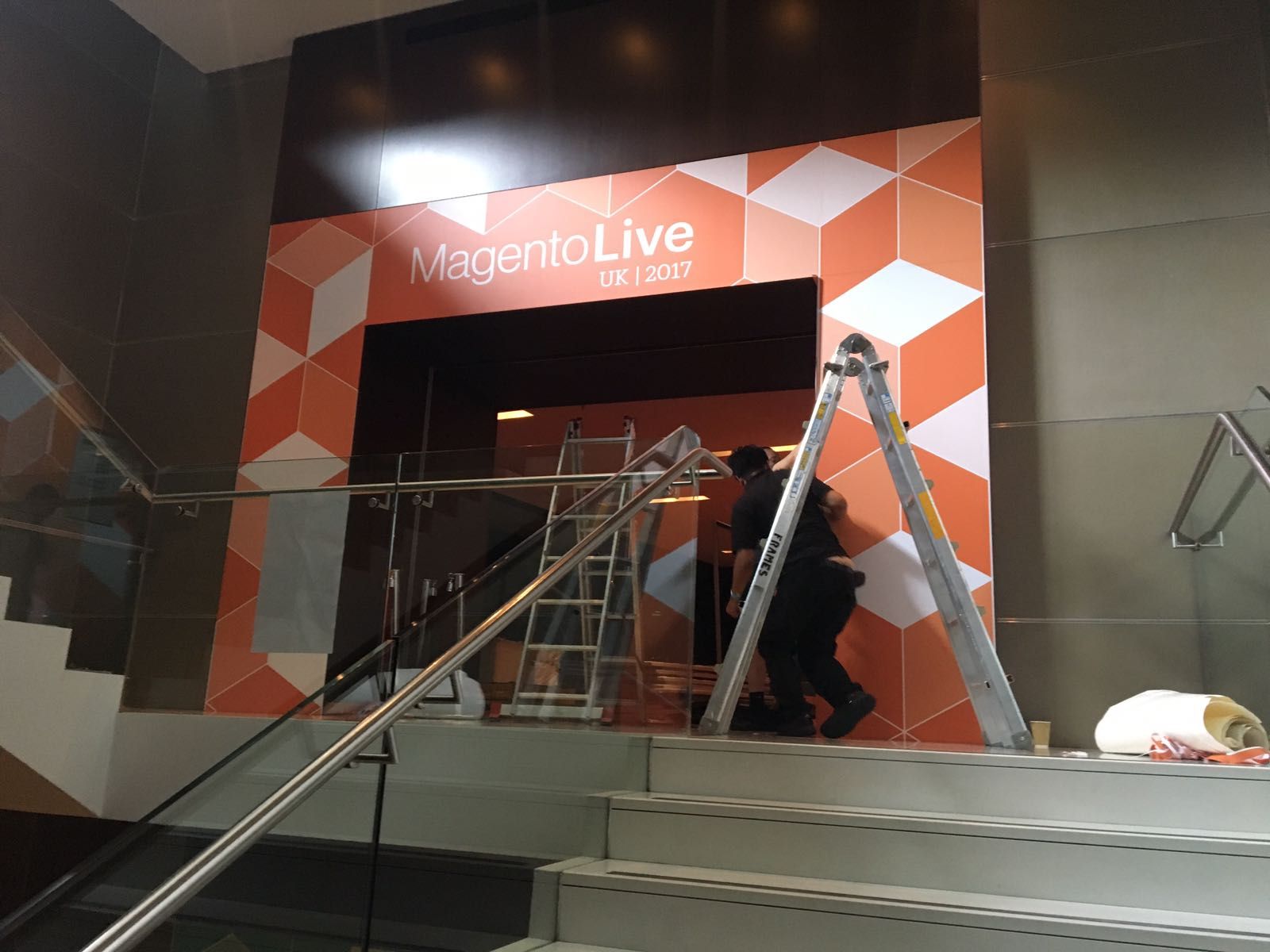 IGI Fitting Crew Sign Fitters & Graphic Installers Herts Essex Global