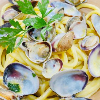 Spaghetti con vongole e prezzemolo in salsa cremosa