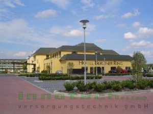 Ein großes gelbes Gebäude mit dem Wort „Hotel“ darauf