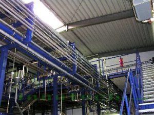 Eine Fabrik mit vielen Rohren und Treppen.