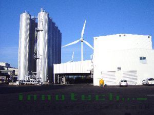 Ein großes weißes Gebäude mit einer Windmühle im Hintergrund