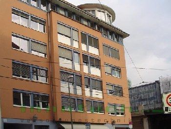 Ein großes Gebäude mit vielen Fenstern trägt das Wort „Technik“ darauf.