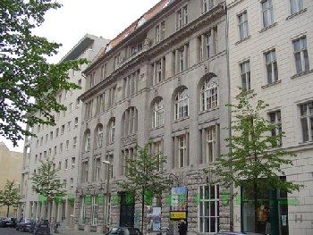 Ein großes Gebäude mit vielen Fenstern und Bögen
