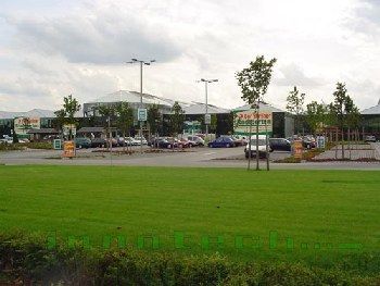 Ein großes Gebäude mit vielen davor geparkten Autos