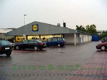 Vor einem Lidl Geschäft parken viele Autos.