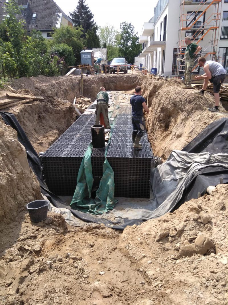Eine Gruppe von Menschen arbeitet auf einer Baustelle