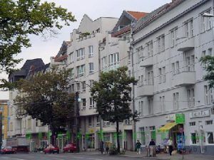 Eine Reihe von Gebäuden reihen sich an einer Stadtstraße aneinander