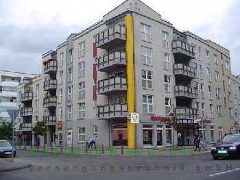Ein großes Gebäude mit einem gelben Mast an der Seite
