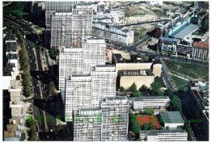 Eine Luftaufnahme einer Stadt mit vielen hohen Gebäuden