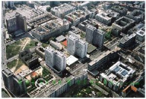 Eine Luftaufnahme einer Stadt mit vielen Gebäuden
