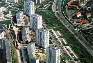 Eine Luftaufnahme einer Stadt mit vielen hohen Gebäuden