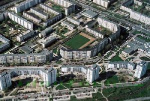 Eine Luftaufnahme einer Stadt mit vielen Gebäuden