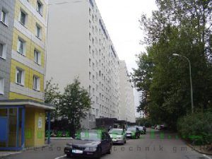 Eine Reihe von Gebäuden mit davor geparkten Autos