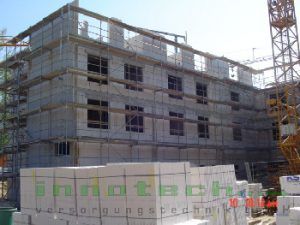 Ein großes Gebäude im Bau mit Gerüsten drumherum