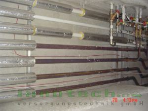 Ein Raum mit vielen Rohren, die von der Decke hängen