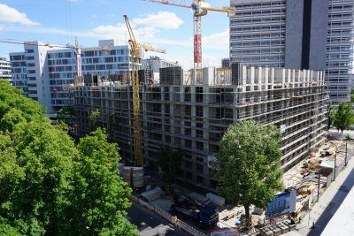 Eine Luftaufnahme eines im Bau befindlichen Gebäudes in einer Stadt.