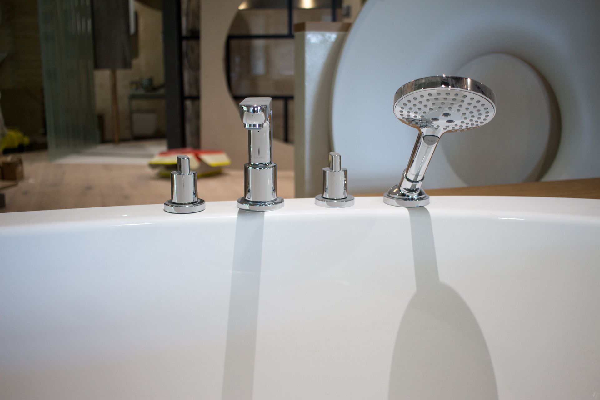 Eine Badewanne mit Duschkopf und Wasserhähnen in einem Badezimmer.