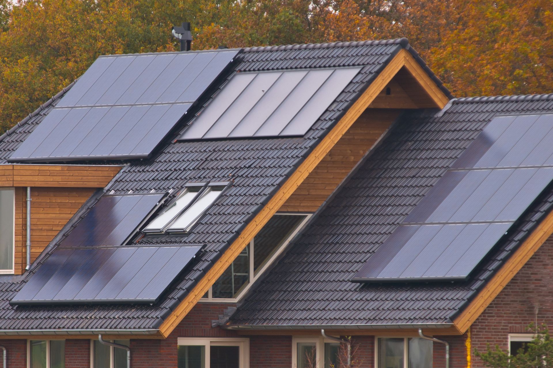 Ein Haus mit vielen Sonnenkollektoren auf dem Dach