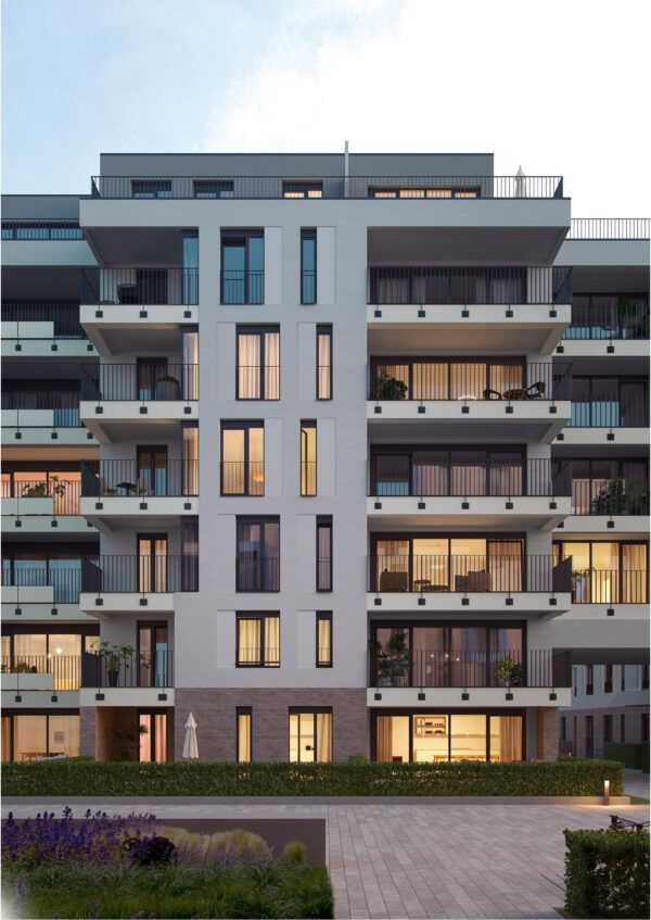 Ein Gebäude mit vielen Fenstern und Balkonen