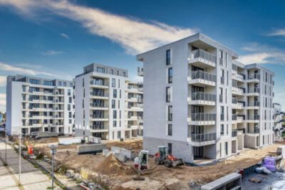 In einer Stadt wird eine Gruppe von Gebäuden gebaut.