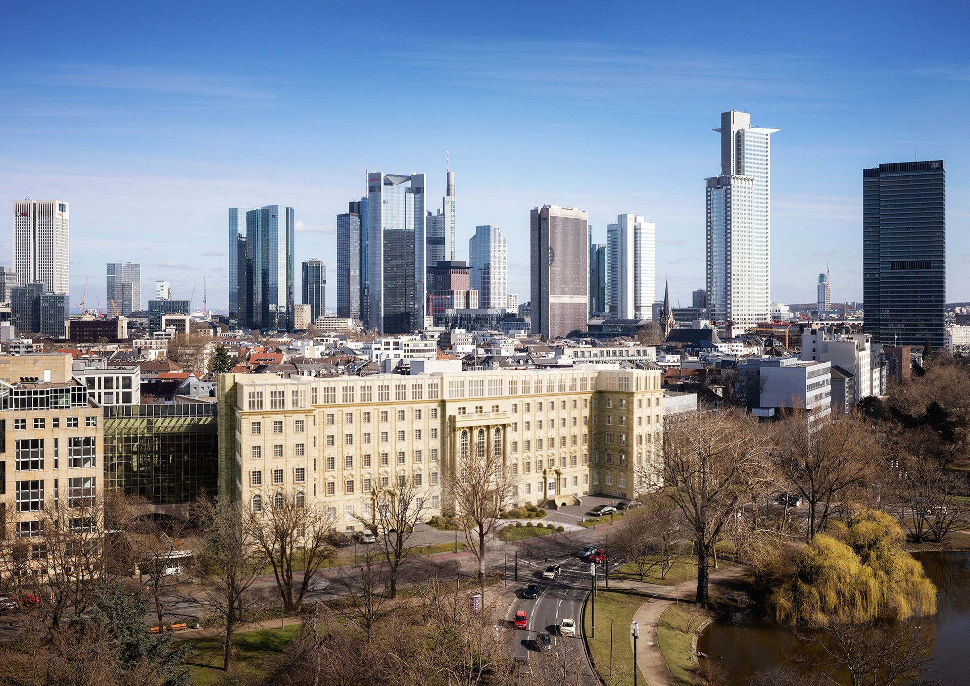 Eine Luftaufnahme der Skyline einer Stadt mit einem Park im Vordergrund.