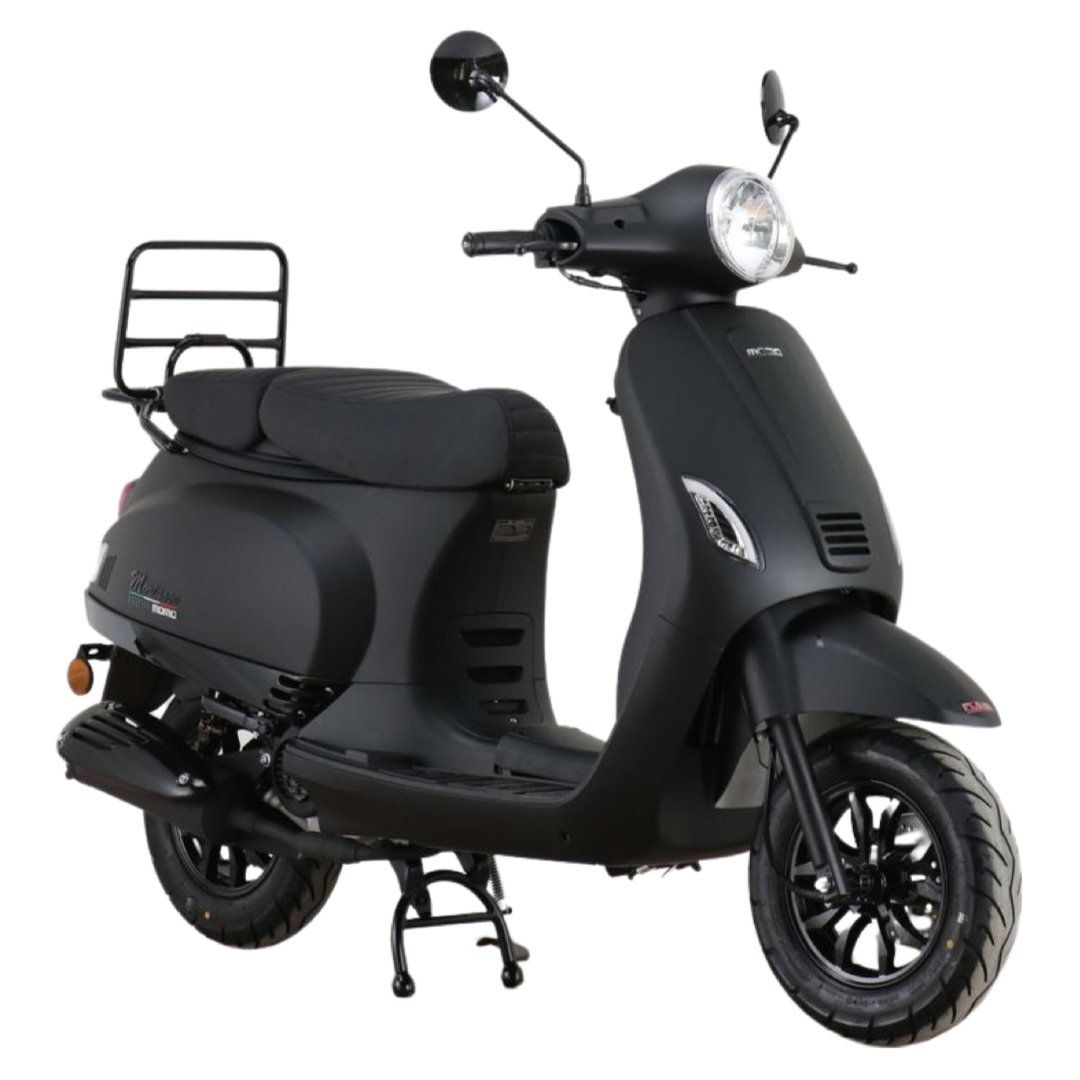 Zwarte scooter met rek, geparkeerd op een witte achtergrond.
