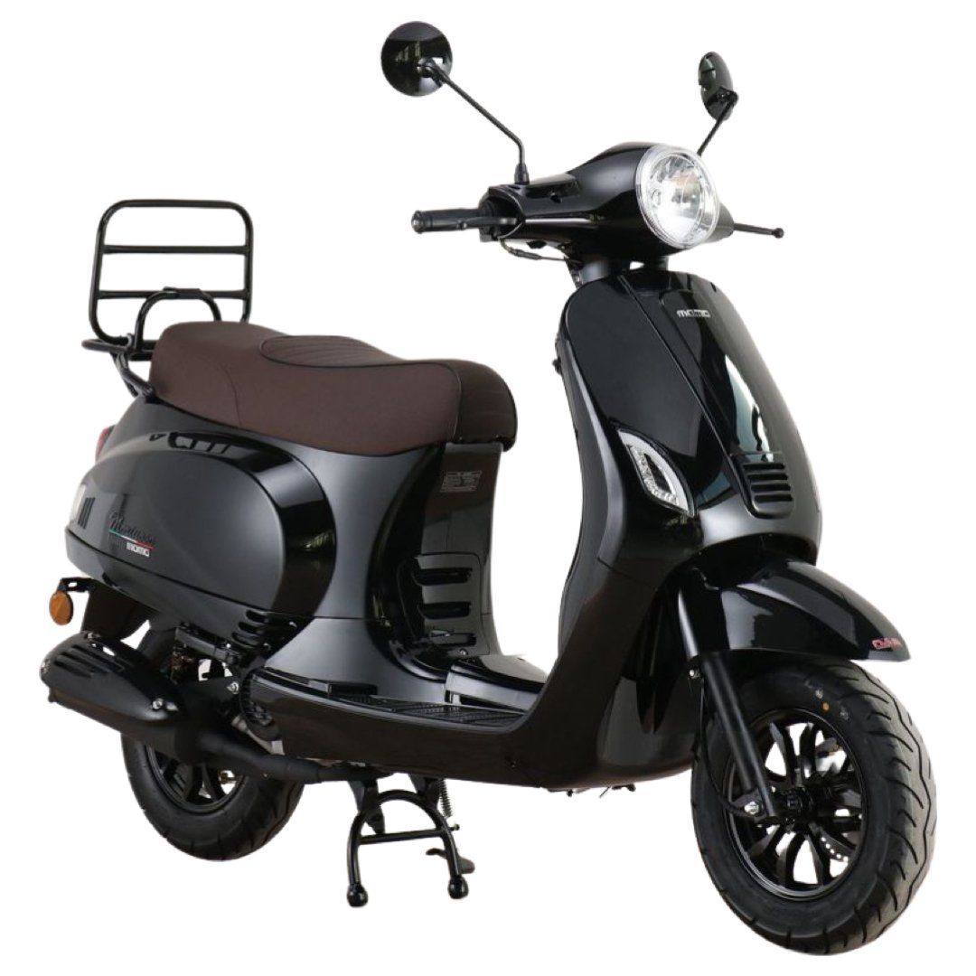 Zwarte scooter met bruine zitting, bagagerek en zwarte wielen.