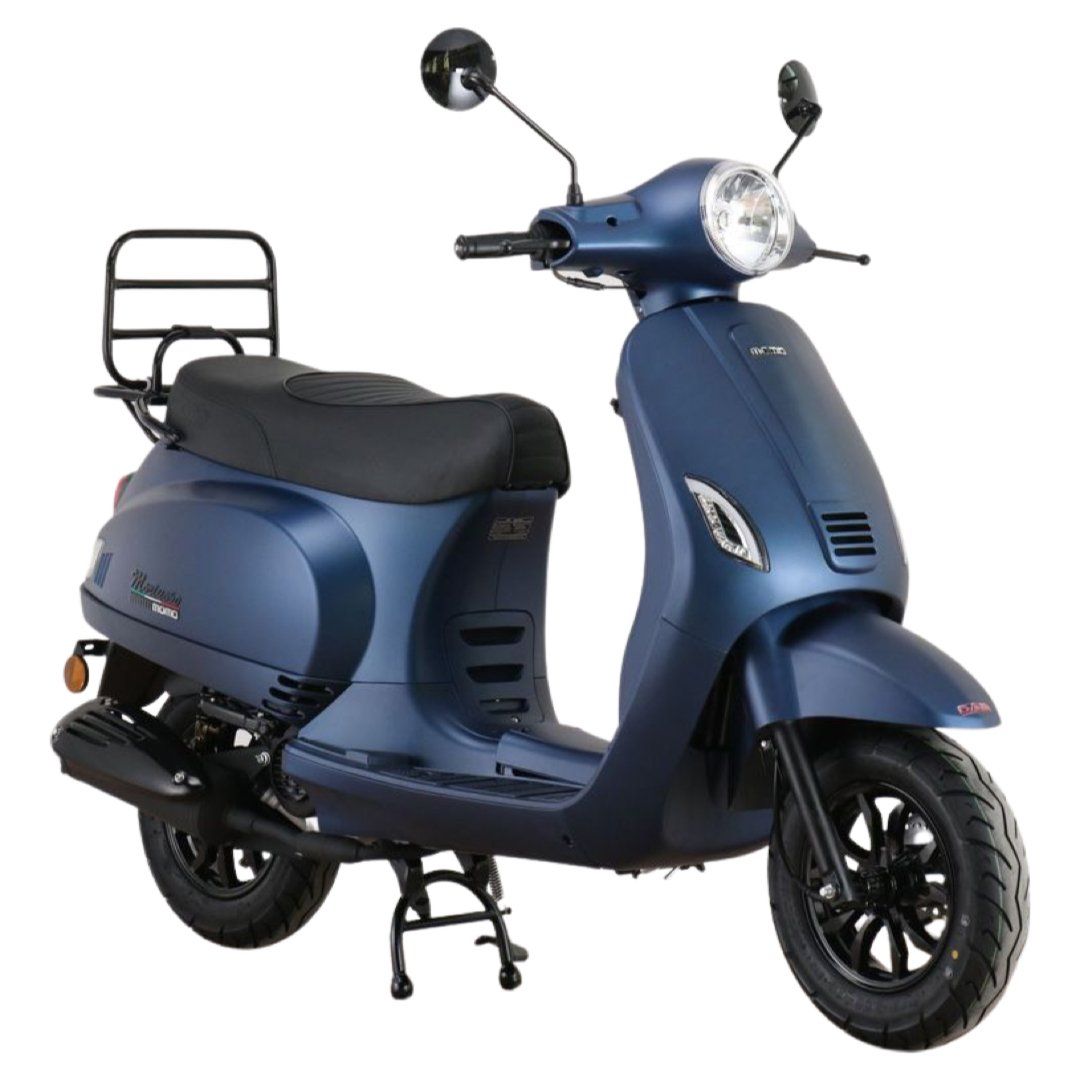 Blauwe scooter met zwart rek, geparkeerd op een oppervlak.