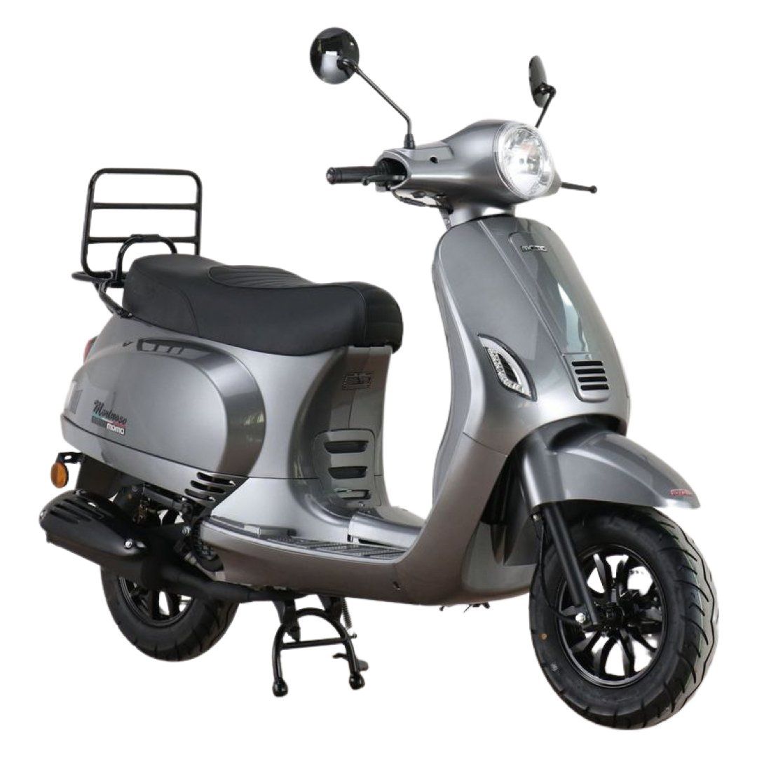 Grijze scooter met zwarte banden en zadel, geparkeerd op een witte achtergrond.