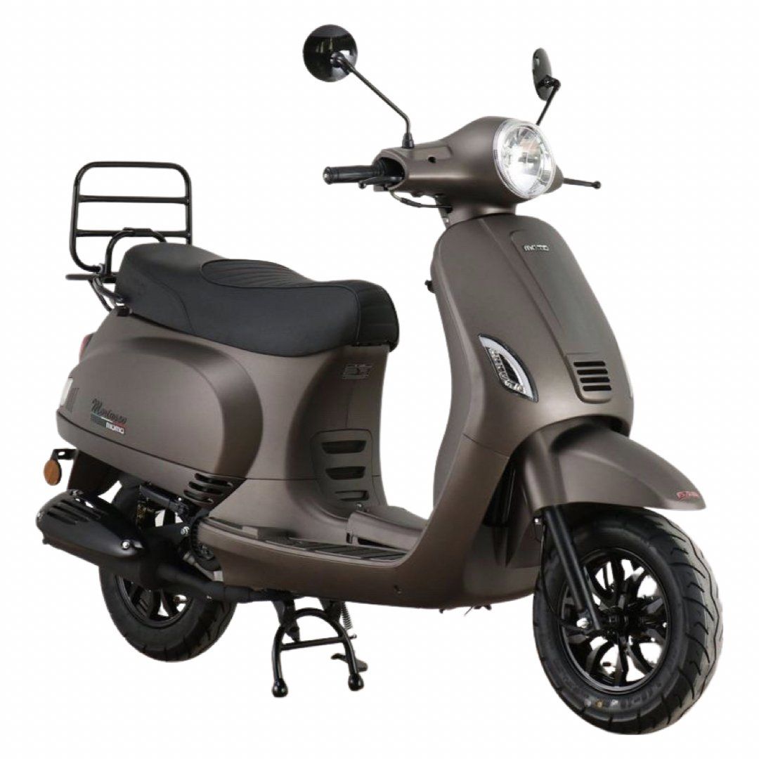 Bruine scooter met zwarte banden en bagagerek, geparkeerd op een oppervlak.