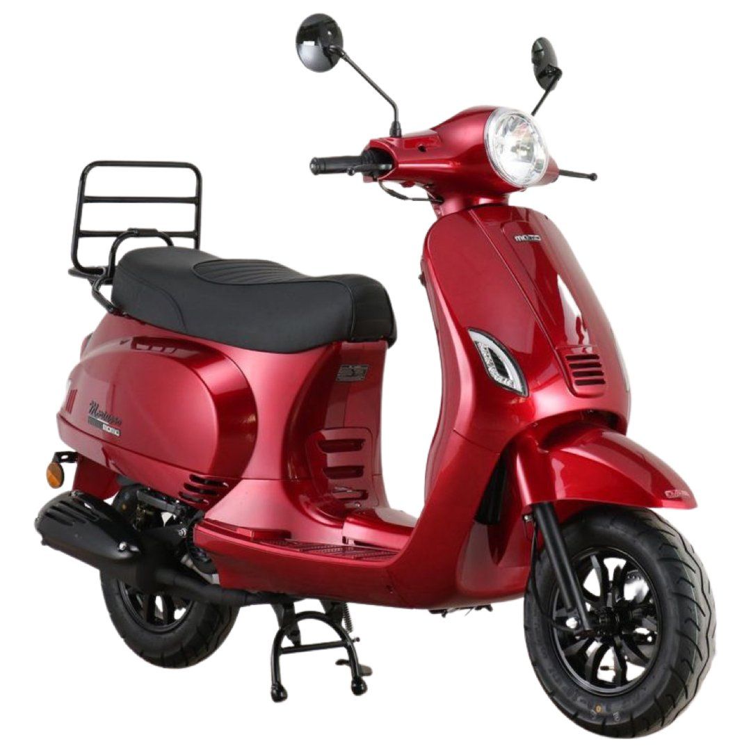 Rode scooter met zwarte accenten, geparkeerd op een oppervlak.