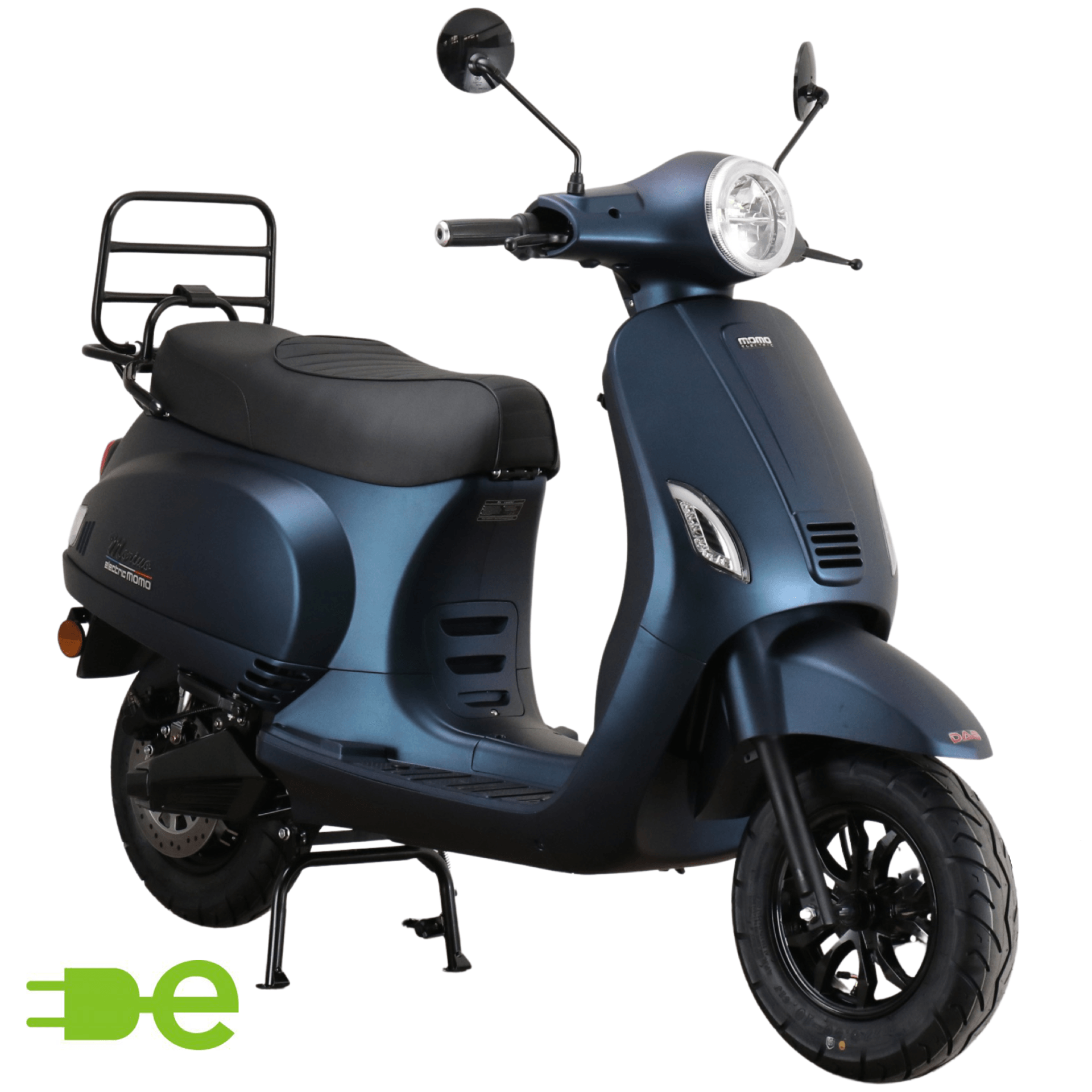 Blauwe elektrische step met zwarte wielen en bagagerek.