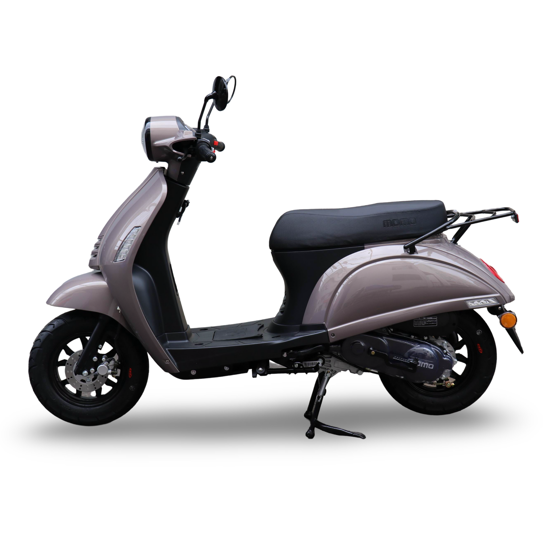 Bruine scooter op een witte achtergrond, met zwarte zitting, banden en bagagedrager.