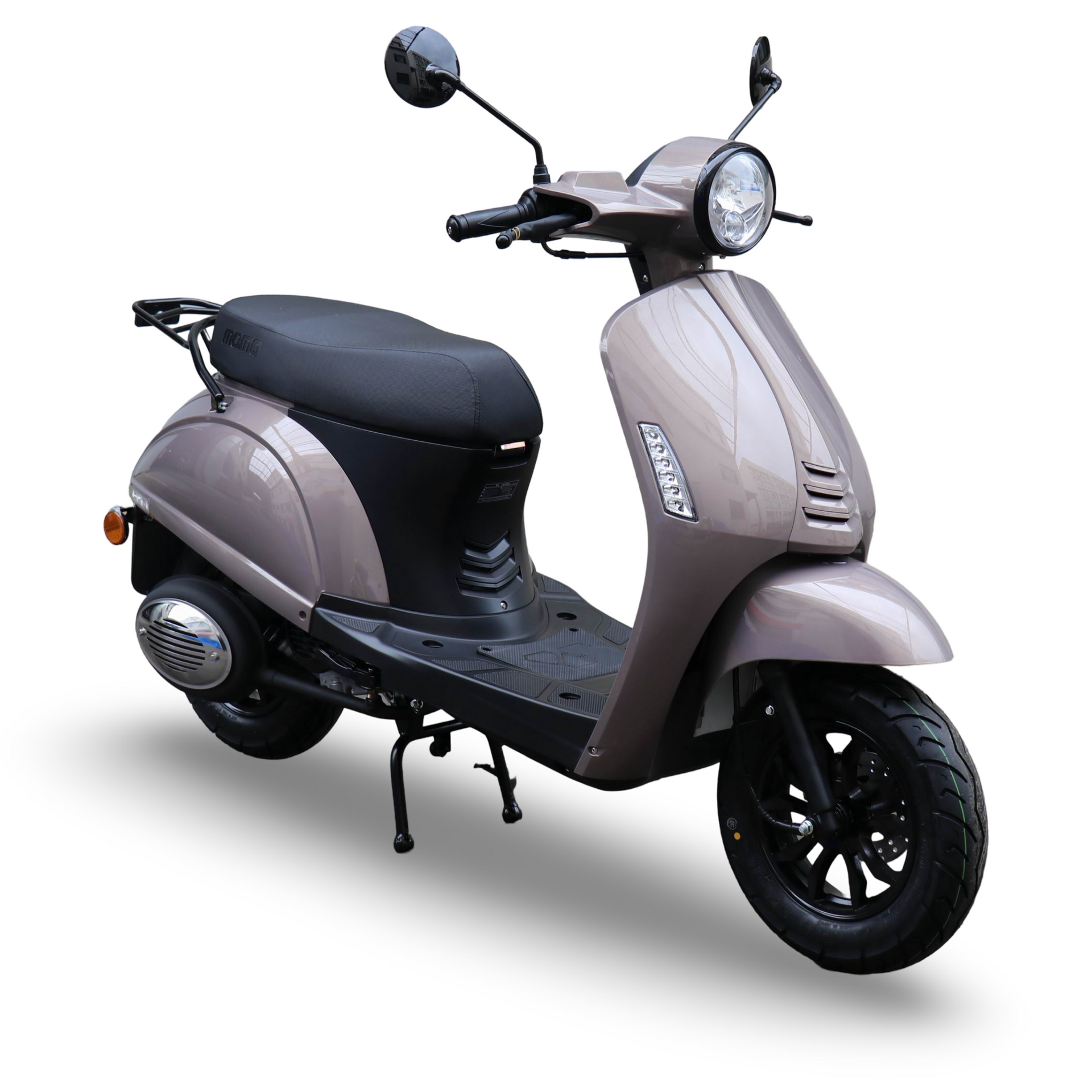Bruine elektrische scooter op een witte achtergrond, zwarte zitting, stuur en banden.