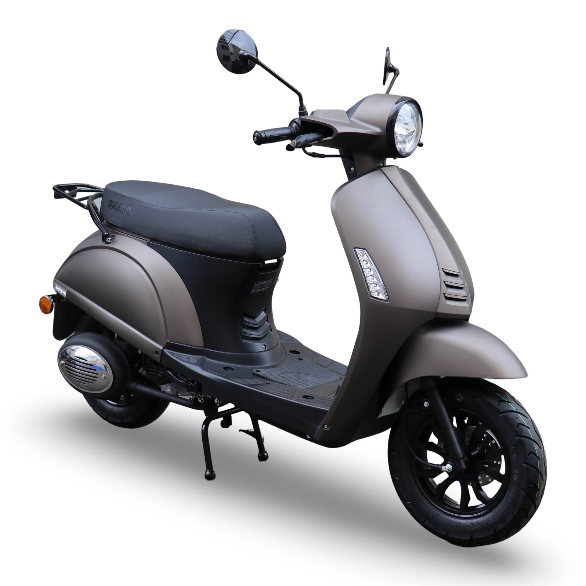 Bruine scooter met zwarte wielen en zadel, geparkeerd op een witte achtergrond.