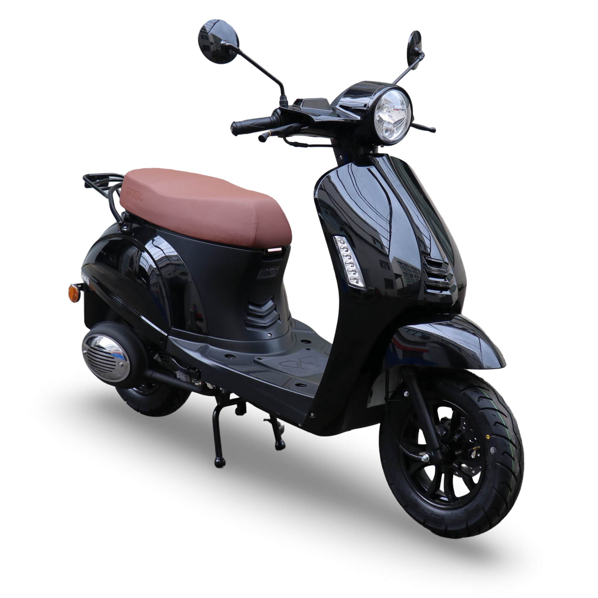 Zwarte scooter met bruine zitting, geparkeerd op een witte achtergrond.
