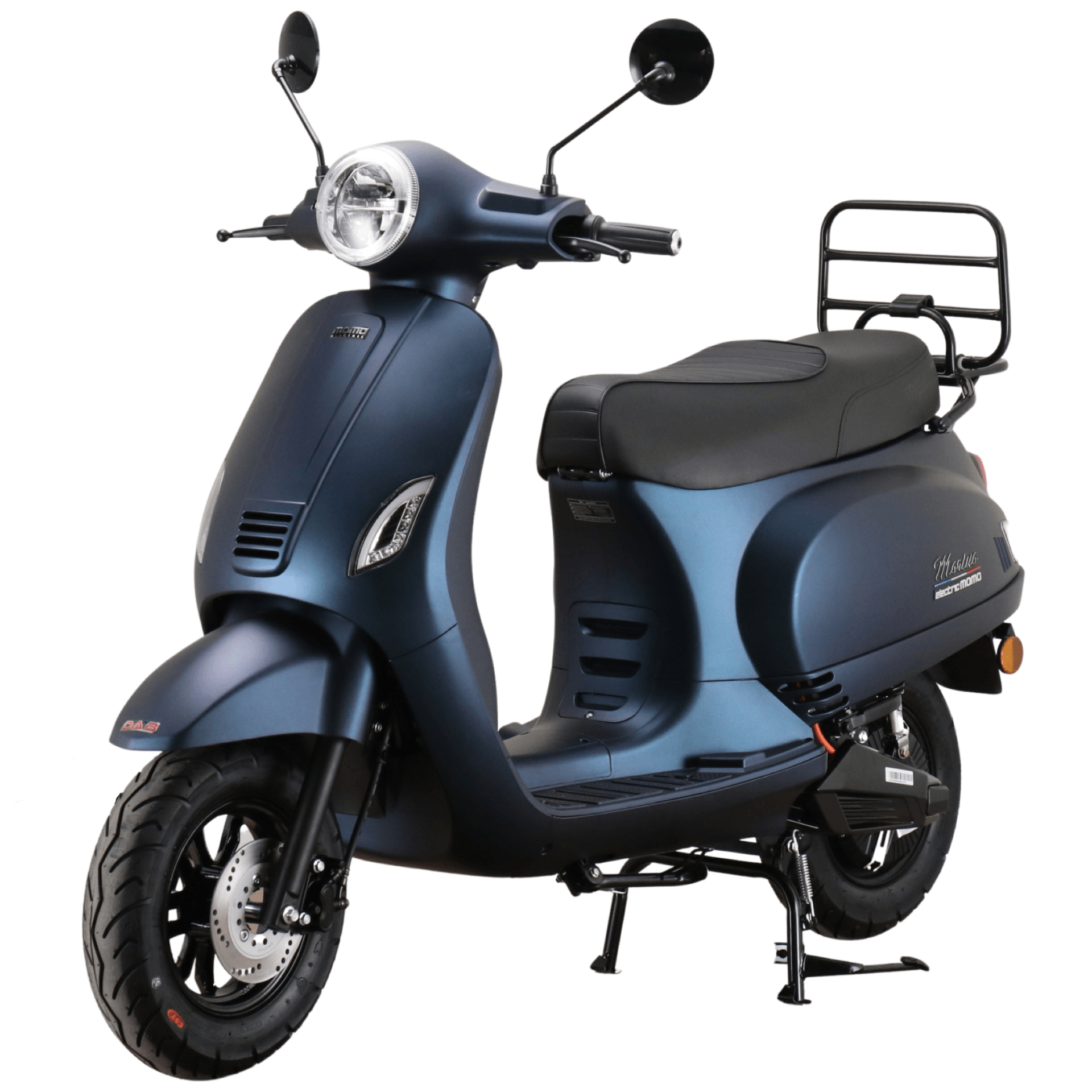 Blauwe scooter geparkeerd buiten, met bagagerek, spiegels en koplamp.