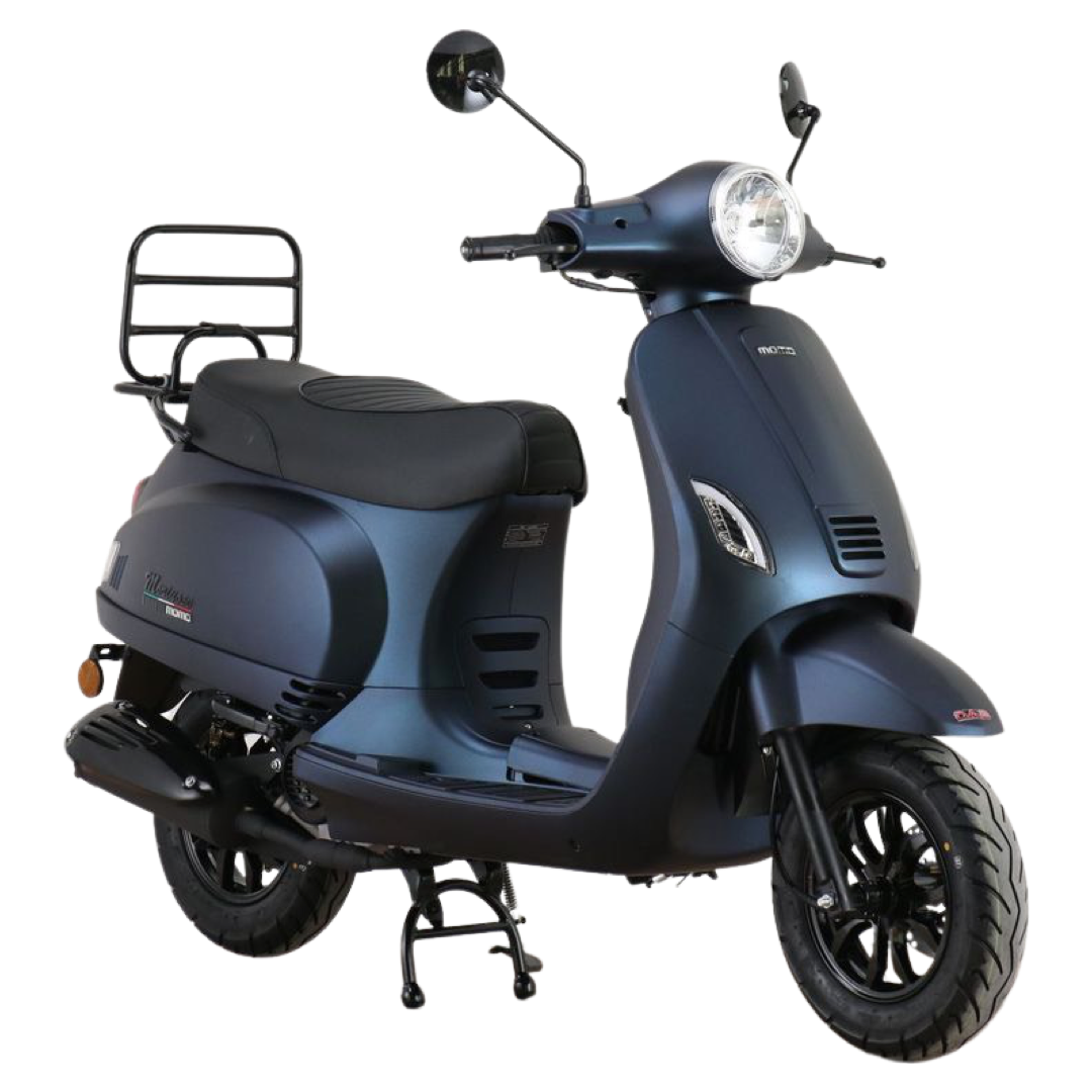 Blauwe scooter met zwart bagagerek, geparkeerd buiten.
