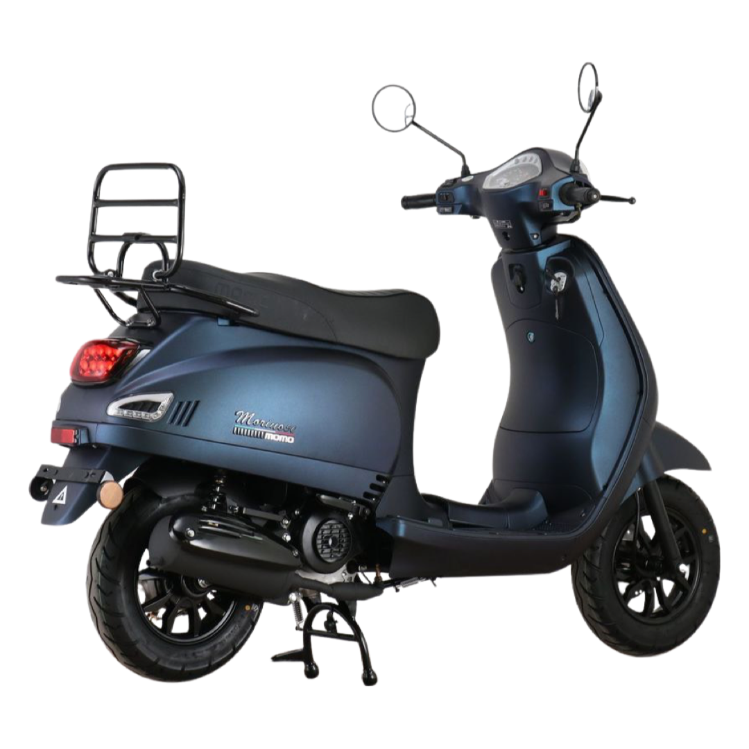 Blauwe scooter met zwarte accenten, bagagerek en standaard.