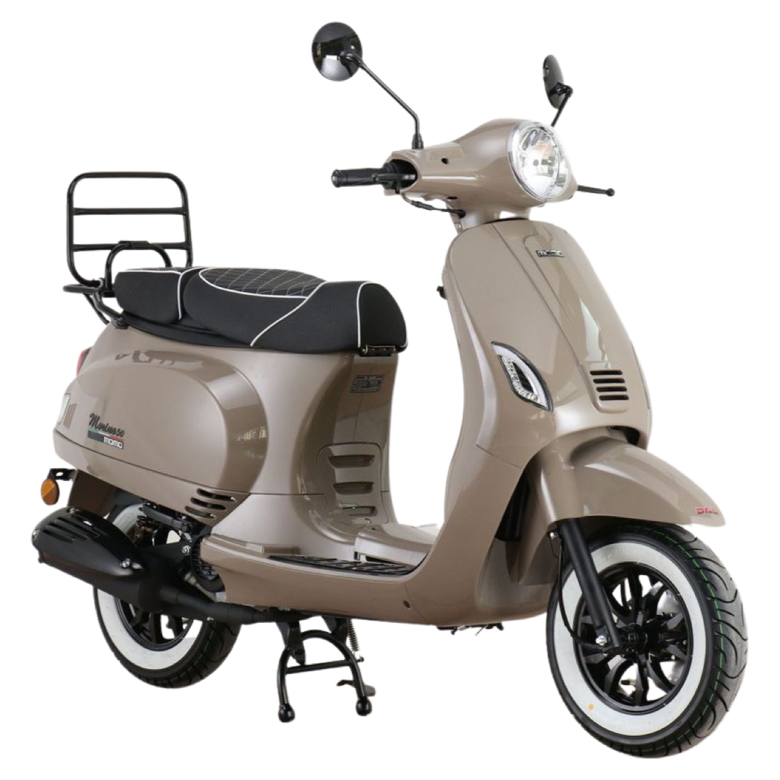 Bruine scooter met zwarte accenten, witte banden, bagagerek en zijspiegels.