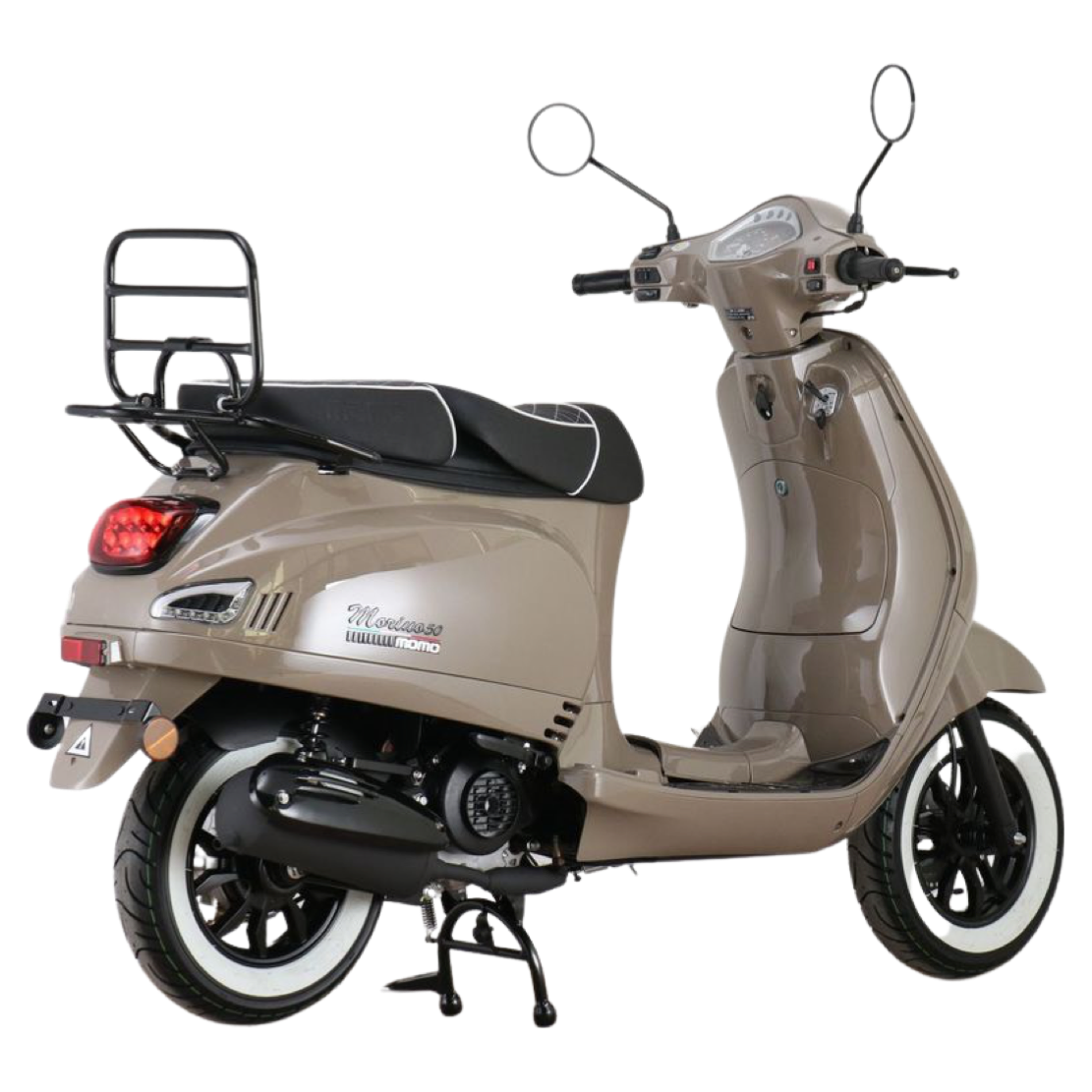Bruine scooter met zwarte wielen, witte zijwanden en bagagerek.