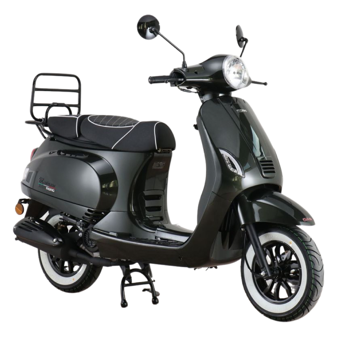 Donkergrijze scooter met witte banden, bagagerek en zwarte zitting, schuin naar rechts.