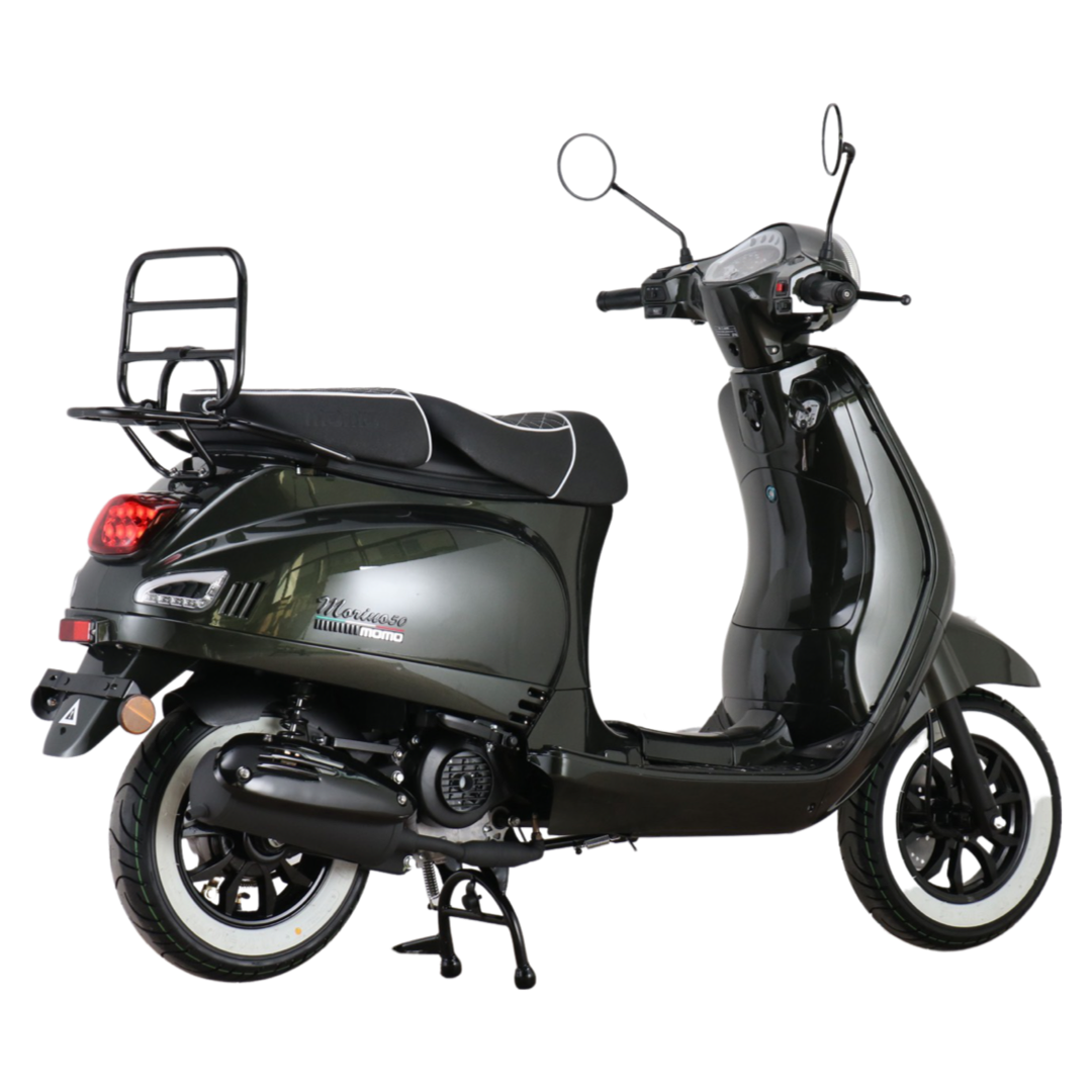Donkergroene scooter met witte banden, bagagerek en zwarte zitting.