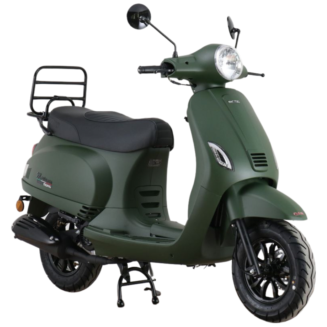 Groene scooter met zwarte zitting en bagagerek, geparkeerd buiten.