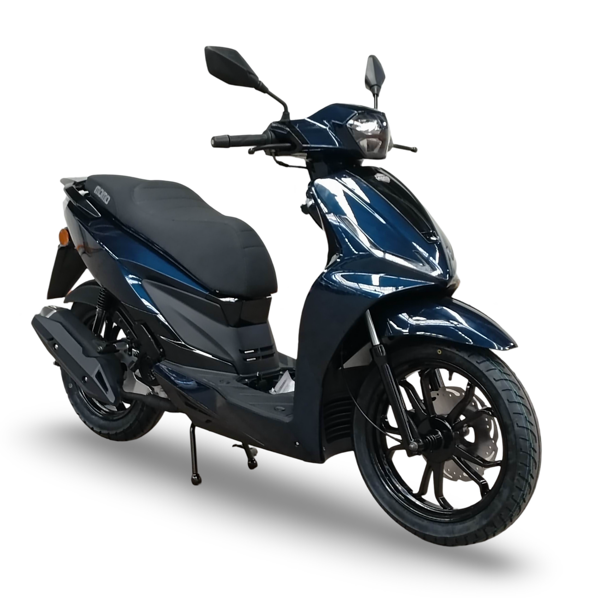Blauwe scooter met zwarte accenten, geparkeerd op een witte achtergrond.