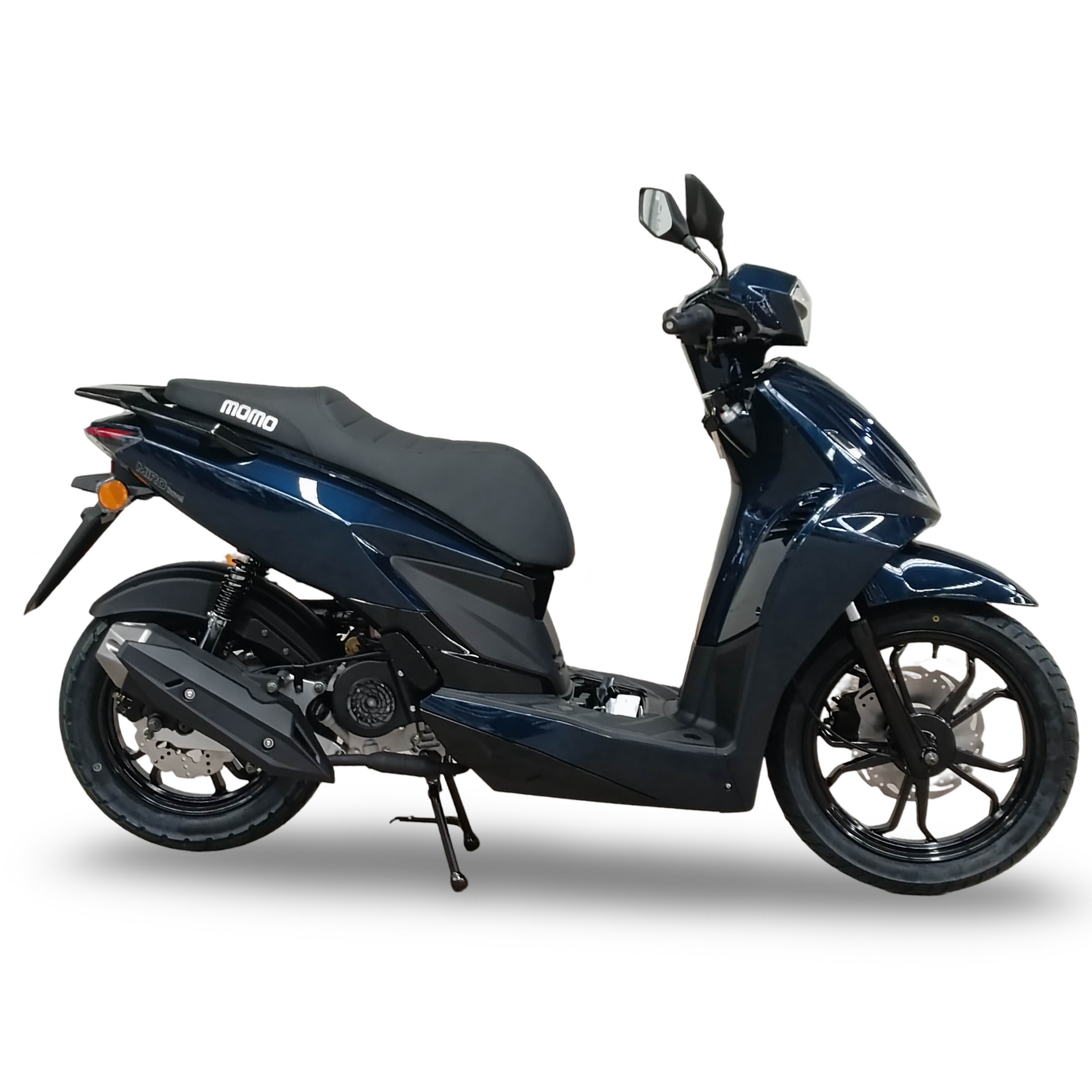 Donkerblauwe scooter geparkeerd op een witte achtergrond.
