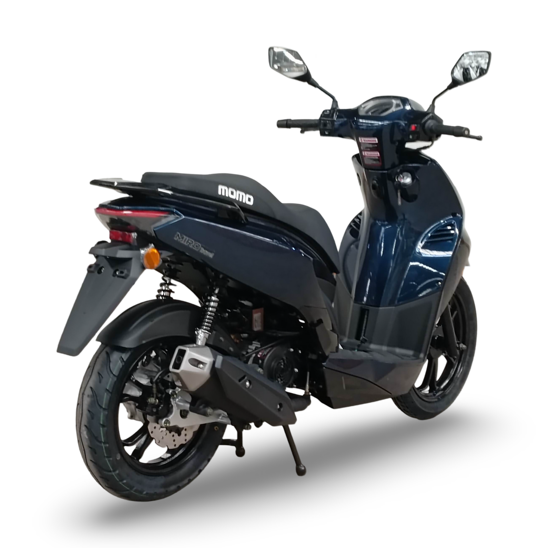 Donkerblauwe scooter op een witte achtergrond, van achteren gezien, met zwarte banden en zadel.