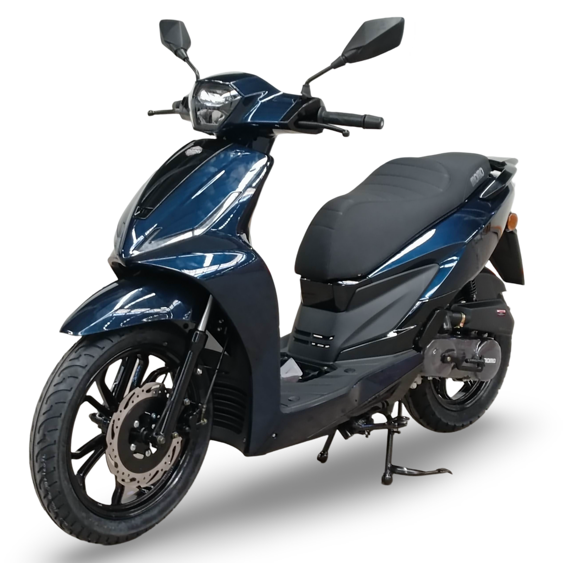 Donkerblauwe scooter met zwarte accenten, geparkeerd op een witte achtergrond.