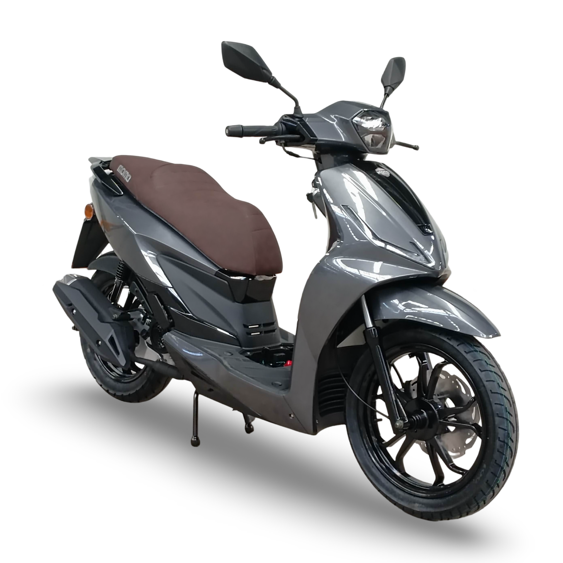 Grijze scooter met bruine zitting, zwarte wielen en zijspiegels op een witte achtergrond.